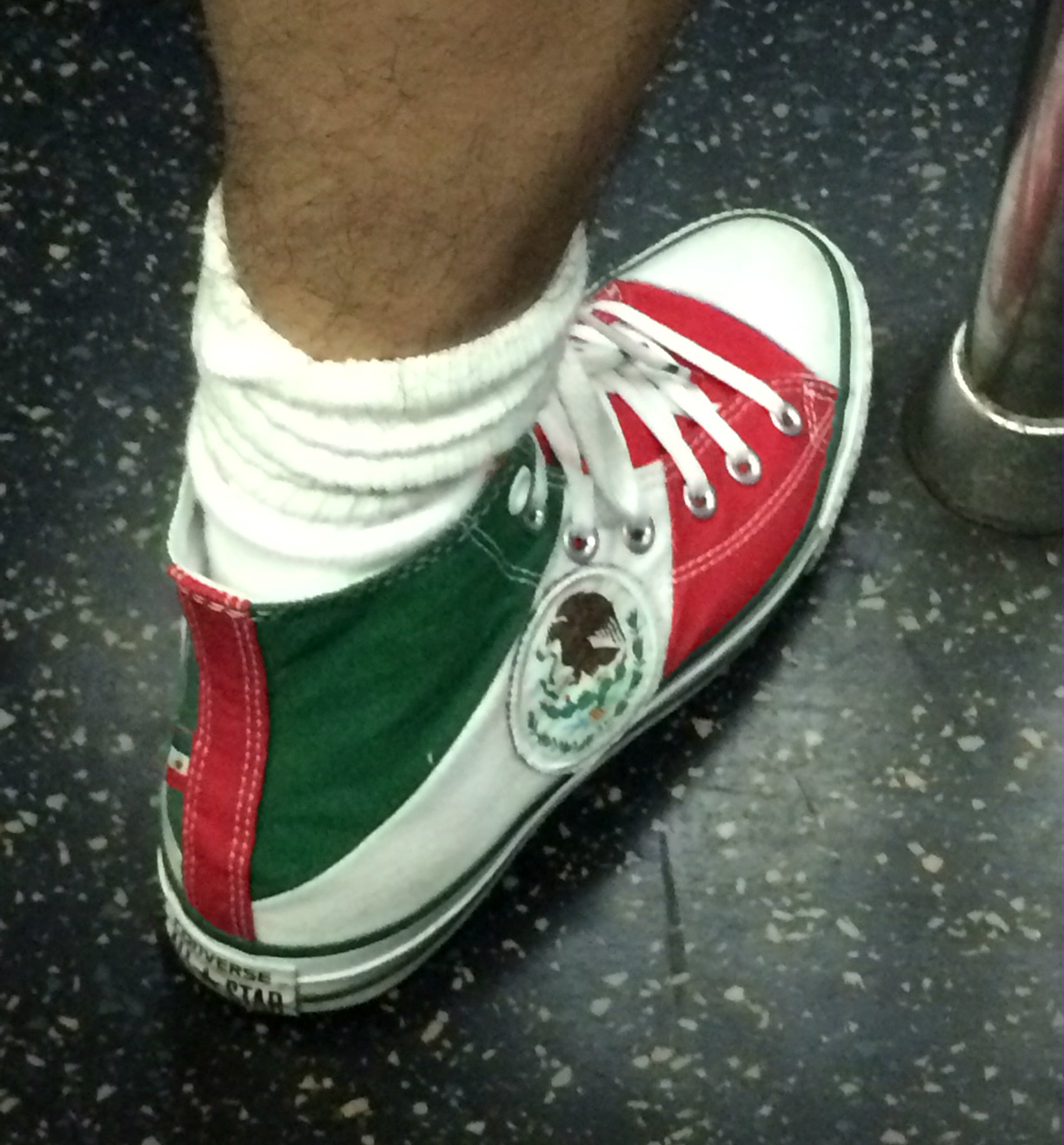 At håndtere Happening Undtagelse Mexalert! Mexican Converse Spotted in New York City Subway – MI BLOG ES TU  BLOG